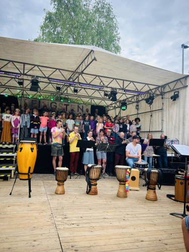 2-Bühne unterm Schauer KiD